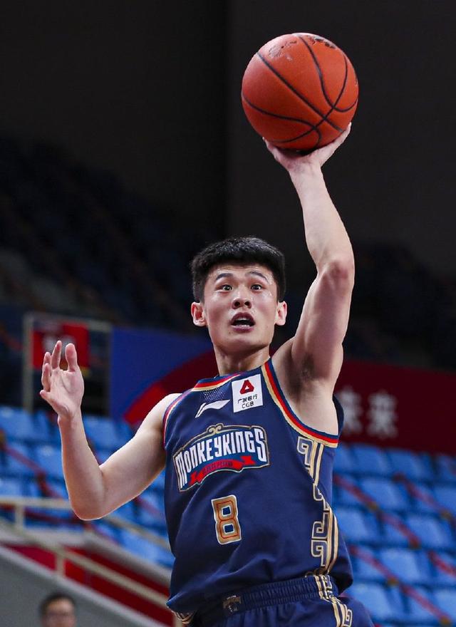 关于社区盾赛程吃紧，密尔沃基雄鹿集结日复出首秀，媒体盛赞，年轻球员得到机会的信息